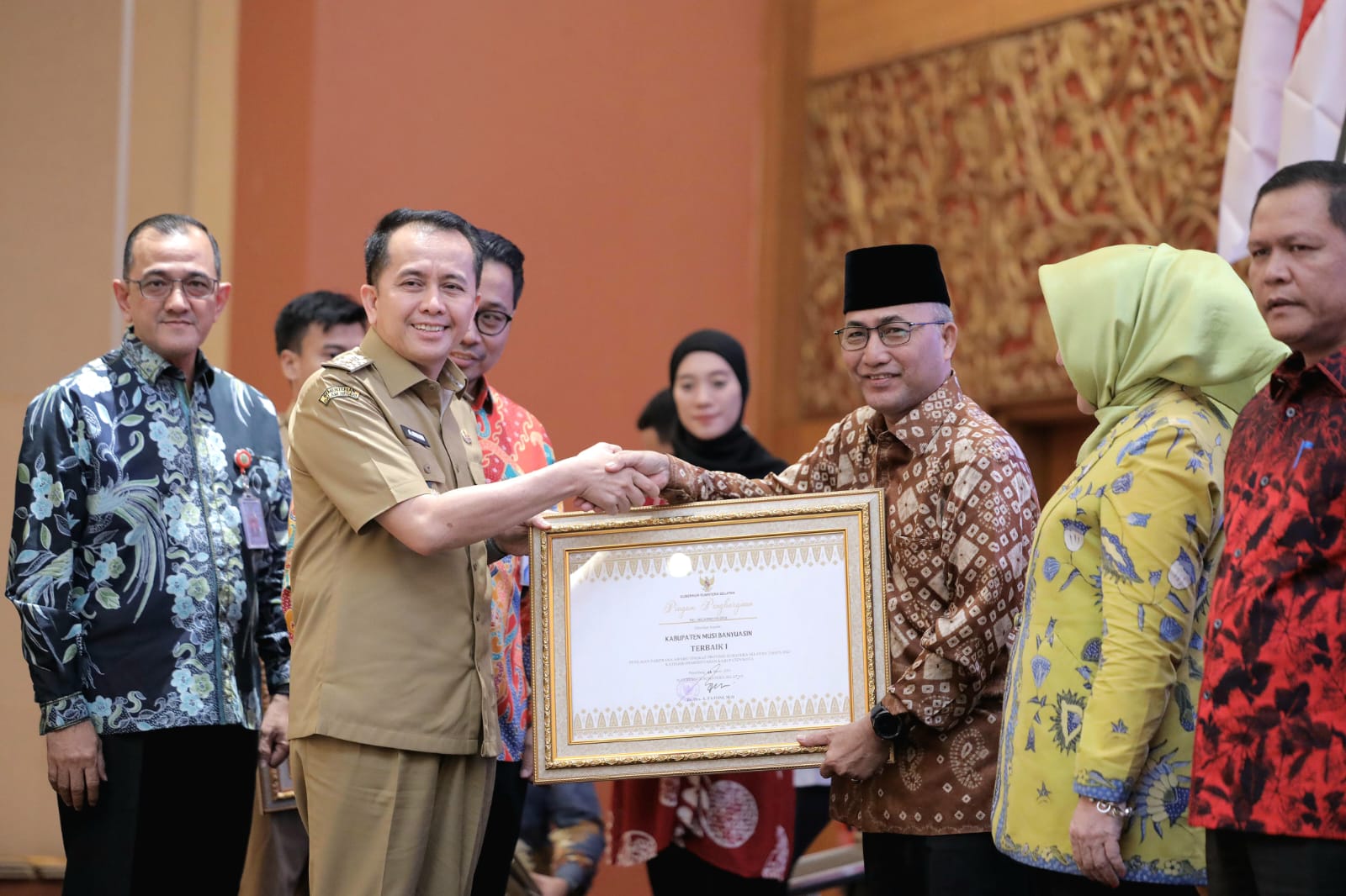 Pj Gubernur Agus Fatoni Beri Penghargaan Anugrah Paritrana Award