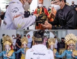 Sandiaga Uno Kenakan “Tanjak”  di “Bumi Lancang Kuning”, Begini Respon Warganet