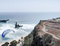 Ajak Bupati Pacitan Jajal “Surfing” Bareng di Pantai, Sandiaga Uno Ngaku Renangnya Bisa, Tapi…