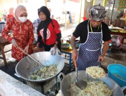 Kunjungi Dapur Umum Erupsi Semeru, Penasehat DWP Kemenpora Ikutan Masak