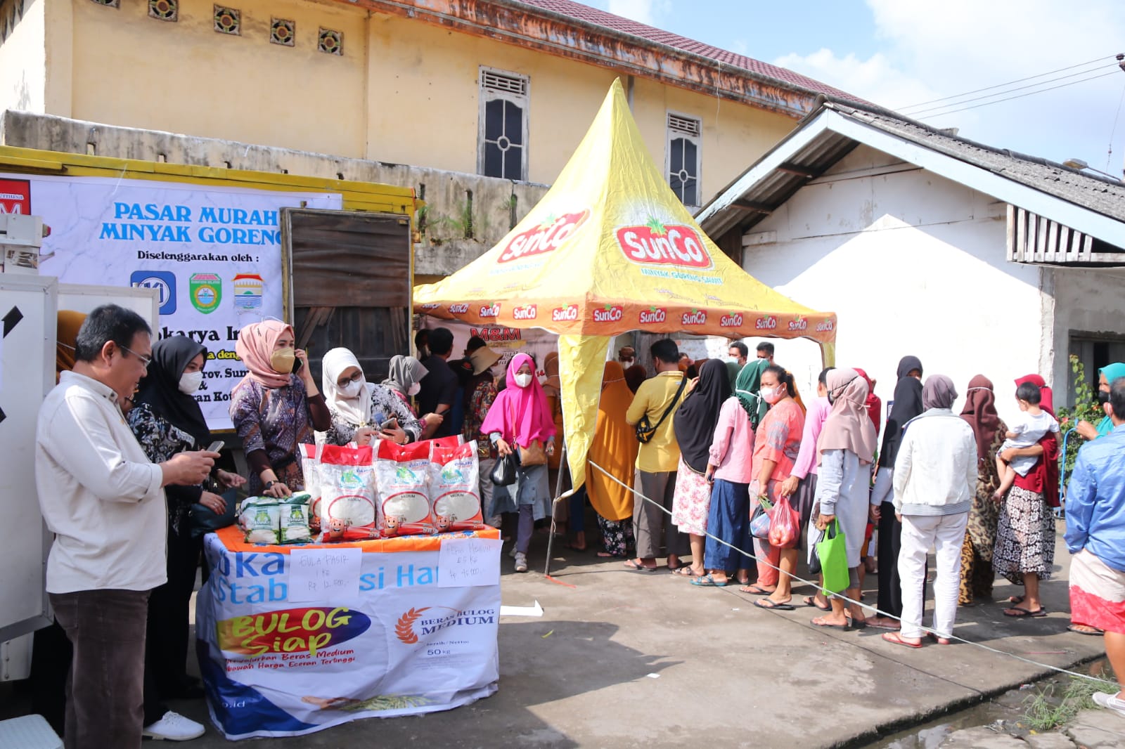 Beginilah Nasib Jadi Rakyat, Disaat Harga Melambung Tinggi, Rela Antri ...