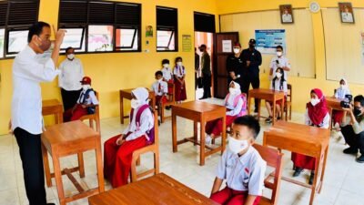 Cerita di Balik Vaksinasi Anak-anak di SDN 3 Nglinduk, Kepseknya Bilang Nggak Ada yang Menangis Bahkan Semangat Karena Ketemu Presiden Jokowi