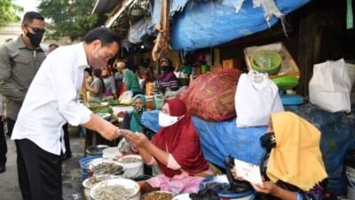 Bangkitkan Ekonomi, Presiden Bagikan BLT