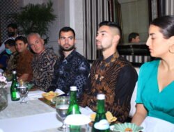 Akui Cinta Indonesia, Jordi dan Sandy Kompak Pakai Batik