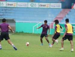 STY HUT ke-52, Diguyur Air Mineral Oleh Pemain