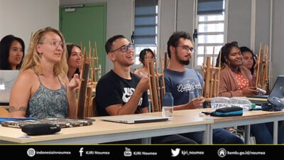 Kelas Bahasa Indonesia di Universitas New Caledonia belajar bermain angklung