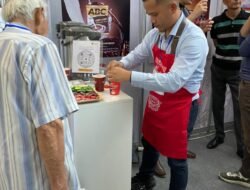 KBRI Tashkent bersama PT Kapal Api Global sajikan kopi instan jenis “Good Day” dan “Santos Capuccino” di pameran Food Week
