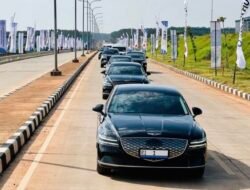 Kunker di Jateng, Rombongan Presiden gunakan mobil listrik, “Tadi saya nyoba mobil listriknya Genesis dari Hyundai. Saya kira halus, enggak ada suaranya,”