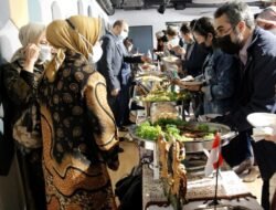 Ada nasgor & sate ayam di “World Food Festival” Pretoria Afsel, salah satu pengunjung ngaku  sangat menyukai khas 2 kuliner tersebut, hingga rela antri sampai 4 kali, “1 kali antri nampaknya nggak cukup untuk saya,”