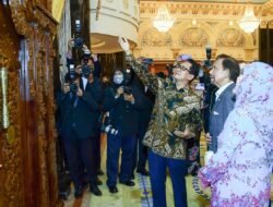 “Gebyok” terpilih sebagai hadiah khusus seluruh Duta Besar asing di Brunei Darussalam untuk Sultan Haji Hassanal Bolkiah, Sultan dan Yang Di-Pertuan Negara Brunei Darussalam