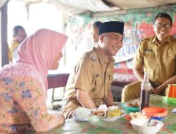 Ngobrol di pagi hari sembari nikmati secangkir kopi, nenek pemilik warung curhat begini kepada Plt Bupati