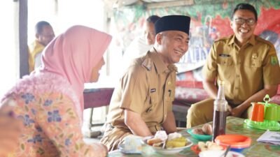 Ngobrol di pagi hari sembari nikmati secangkir kopi, nenek pemilik warung curhat begini kepada Plt Bupati