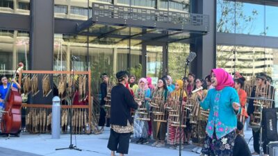 “Angklung Goes to America” 2022 di San Francisco, Amerika Serikat, tim angklung Muhibah asal Kota Bandung, Walikota Idaho, Lauren McLean kagum