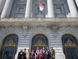 Terharu… Lagu Kebangsaan Indonesia Raya pun turut dikumandangkan bersama pengibaran bendera Merah di Balaikota San Francisco