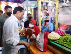 Kunjungi Pasar Pucang Anom Surabaya, Presiden Berikan Bansos