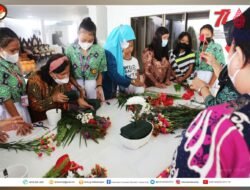 DWP Ajari Seni Merangkai Bunga untuk Guru & Siswi SID