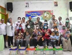 Cegah Stunting, Danrem 044/Gapo Bagikan Paket Asupan Gizi Anak di Muara Enim