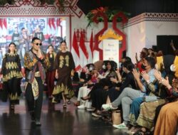Promosikan Pakaian Khas Sumsel, Ketua Dekranasda Tampil Pada Fashion Show  Diajang Kriya Nusa 2022