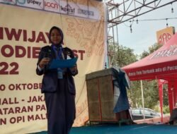 Emak-Emak Dekati Panggung, Saat Puisi Toton Dibaca di OPI Mall