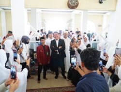 Diserahkan Gubernur,  Ustadz/Ustadzah Dapat Kartu BPJS Ketenagakerjaan