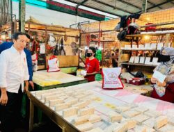 Lihat Kondisi Harga Jelang Nataru, Presiden Jokowi mengecek harga bahan pokok di Pasar Cigombong