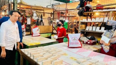 Lihat Kondisi Harga Jelang Nataru, Presiden Jokowi mengecek harga bahan pokok di Pasar Cigombong