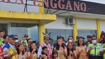 Menhub meminta agar pelabuhan dan bandara yang ada di Pulau Enggano terus dikembangkan, untuk memperlancar pergerakan masyarakat maupun distribusi logistik