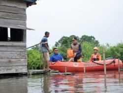 Tinjau Lokasi Banjir di Kabupaten Muba, Pj Gubernur Antar Langsung Bantuan ke Rumah Warga Gunakan Perahu Karet