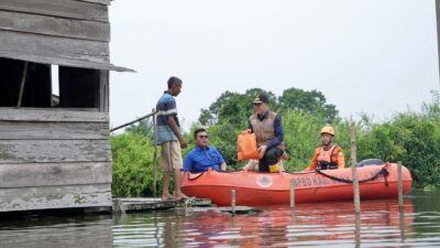 Tinjau Lokasi Banjir di Kabupaten Muba, Pj Gubernur Antar Langsung Bantuan ke Rumah Warga Gunakan Perahu Karet