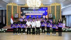 Pj Gubernur Sumsel Agus Fatoni Serahkan Bonus Bagi Atlet dan Pelatih Berprestasi Pada Porwil XI