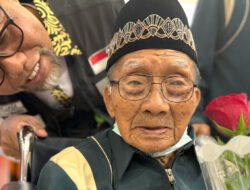 Jemaah Tertua, Veteran Harjo Mislan Senyum Lihat Merah Putih di Baju Petugas Haji