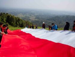 Pecinta Alam Garis Milang Bentangkan Bendera Raksasa