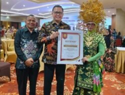 Pj. Bupati Banyuasin Terima Penghargaan Penanggulangan AIDS