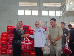 Netta Serahkan Bantuan Masyarakat Terdampak Banjir di Talang Kelapa