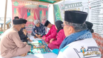 Akad di Atas Laut, Pelaminan Bergoyang Ombak [Cinta Tak Kenal Jarak, KUA Pun Tak Kenal Darat]