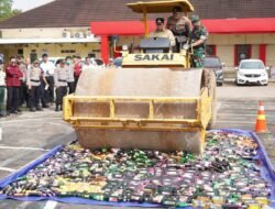 Bupati Banyuasin Pimpin Apel Ketupat Musi 2025 dan Musnahkan Ribuan Botol Miras