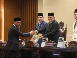 DPRD Sumsel Bahas Tiga Raperda Strategis, Sekda Edward Candra Dengarkan Pandangan Fraksi