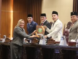 DPRD Sumsel Bahas Tiga Raperda Strategis, Sekda Edward Candra Dengarkan Pandangan Fraksi