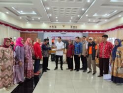 IKAB Palembang Serahkan Bantuan Korban Banjir di Agam