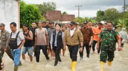 Gubernur Herman Deru Tinjau Banjir di Belitang II, Utamakan Keselamatan Warga dan Salurkan Bantuan