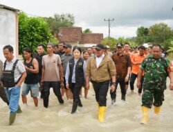 Gubernur Herman Deru Tinjau Banjir di Belitang II, Utamakan Keselamatan Warga dan Salurkan Bantuan