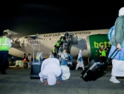 Ketika sujud syukur warnai kedatangan jemaah SOC 1 di Bandara Adi Sumarmo