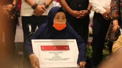 Berkunjung ke Bogor, Kemensos Bersama Komisi VIII DPR RI Serahkan Bantuan ATENSI