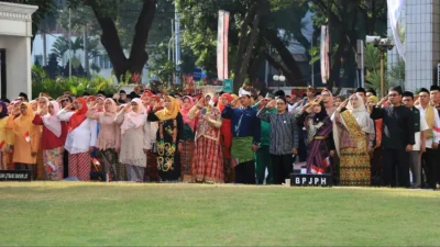 Semarak HUT RI ke -78 di  Kemenag RI, Pakaian Adat Nusantara Hiasi Tradisi Tahunan