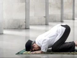 Sahkah, Shalat Jumat Ditangga Masjid, Ini Penjelasannya