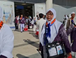 Agar tak hilang, PPIH imbau jemaah haji simpan paspor di tas selempang