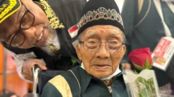 Jemaah Tertua, Veteran Harjo Mislan Senyum Lihat Merah Putih di Baju Petugas Haji
