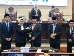 Gubernur  Dan Ketua DPRD Sumsel Tandatangani Keputusan Bersama Raperda Tahun 2024