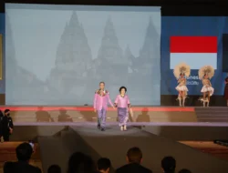 Keren….,, Dubes RI Bangkok & Istri Peragakan Kombinasi Kain Batik Indonesia dengan Sutra Thailand di “Grand Thai Silk Fashion Extravaganza 2022”