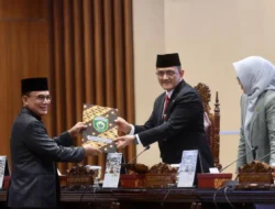 Sekda Edward Candra Dengarkan Pemandangan Umum Fraksi DPRD Sumsel Terhadap Raperda Perubahan APBD Tahun 2024